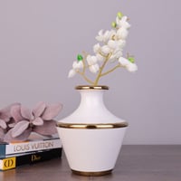 مزهرية سيراميك ابيض مطعمة بالذهبي قصيرة