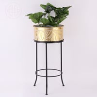 طقم حامل ورد بقاعده حديد لون ذهبي بتموجات بيضاء -...