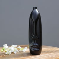 مزهرية على شكل وجه من ال سيراميك - طويلة - لون أسو...