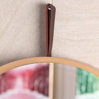 مرآة مستديرة بإطار خشبي وتعليقة جلد قصيرة