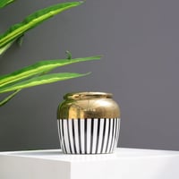 مزهرية سيراميك مقلمة بالاسود والأبيض ومطعمة بالذهب...