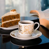 طقم فناجين قهوة فاخر بزخرفة ذهبية من الخط العربي