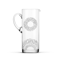 ابريق زجاجي فاخر محفور بزخرفة انيقة من الخط العربي