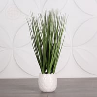 اصيص لون ابيض مع نبات صناعي وريش ابيض