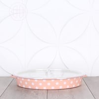 صينية فطور بغطاء, طقم إفطار وردى منقط بالأبيض - صي...