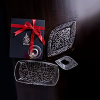 صحن تقديم زجاجي فاخر محفور بزخرفة من الخط العربي ا...