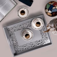 طقم فناجين قهوة فاخر بزخرفة بلاتينية من الخط العرب...