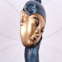 مجسم وجه امرأه مفكرة - ذهبي علي يد زرقاء