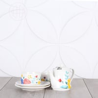 طقم براد شاهي مع فنجانين بالصحن - لون أبيض منقوش ب...