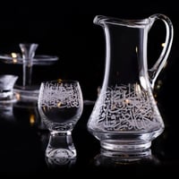 طقم كاسات زجاجية فاخرة بكعب محفورة بزخرفة من الخط...