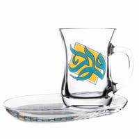 طقم مج مع صحن زجاج مذهب فاخر بزخرفة عريقة من الخط...