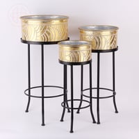 طقم حامل ورد بقاعده حديد لون ذهبي بتموجات بيضاء -...