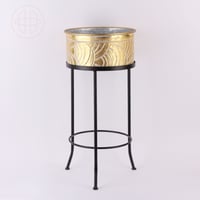 طقم حامل ورد بقاعده حديد لون ذهبي بتموجات بيضاء -...