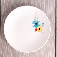 طقم براد شاهي مع فنجانين بالصحن - لون أبيض منقوش ب...