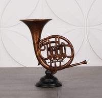 ديكور مجسم لآلة البوق الموسيقية