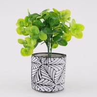 اصيص فخار بنقشة أوراق الشجر المتداخلة ابيض واسود -...