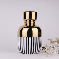 مزهرية سيراميك مقلمة بالاسود والأبيض ومطعمة بالذهب...