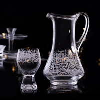 ابريق زجاجي فاخر محفور بزخرفة من الخط العربي النسخ...