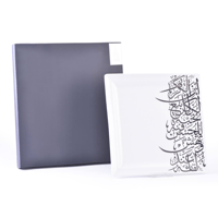 صحن تقديم مربع فاخر بزخرفة بلاتينية من الخط العربي