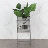 فازة ومزهرية ارضية تحفة ديكور منقوشة من المعدن، بم...