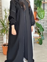 عبايه بياقه وحواف مطرزه واكمام مزمومه.