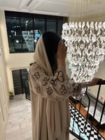 عباية ، لون بيج وتطريز فراشات اسود ووردي على الأكم...