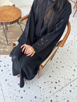 عباية " نرجس " تطريز ورد ناعم على الأكمام