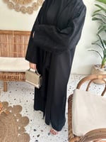 عباية "ورده" بتطريز أسود على الأكمام