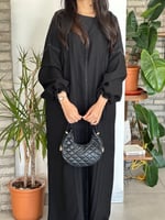 عبايه بياقه وحواف مطرزه واكمام مزمومه.