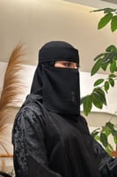 نقاب بمطاط مائل .ومقوى