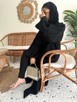 عباية "ورده" بتطريز أسود على الأكمام