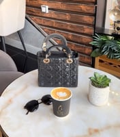 شنطة يد - جلد لامع عدة ألوان