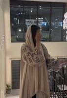 عباية ، لون بيج وتطريز فراشات اسود ووردي على الأكم...