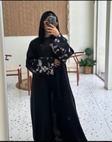 عباية "فرح " بتطريز ورود على الاكمام