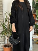 عبايه بياقه وحواف مطرزه واكمام مزمومه.