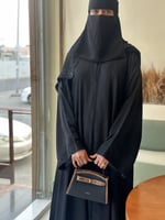 عباية ثريا ، نص كلوش مع تطريز فخم على الاكمام والج...