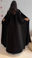 عباية كلوش مع تدخيلات دانتيل طولية من الخلف والكم...