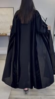 عباية كلوش كتان مع تدخيلات مخمل أسود ناعمة