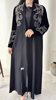 عبايه فاخره مطرزه بتدخيلات المخمل مع الكريب