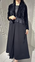 عباية فاخرة مزينة بكلفه سواداء من قماش المخمل مع ك...