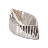 صحن تقديم سيراميك فضي وسط 30سم طول عرض 17 *5سم