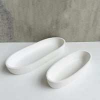 وعاء بيضاوي مصنوع من الجبس