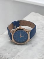 ساعة أنيقة ومتعددة الاستخدامات مع تصميم الحد الأدن...