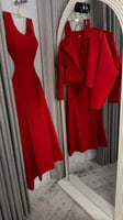 فستان أحمر كلوش طويل مع جاكيت رسمي