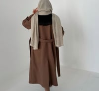 جاكيت شتوي باللون البني لون ترند لكل موسم