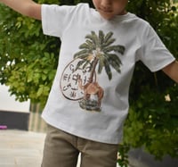 تيشيرت اطفال - جمل ونخله -قطن 100٪ – مطبوع بالألوا...