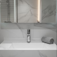 مغسله بورسلان للاماكن الضيقه ابيض عروق رمادي