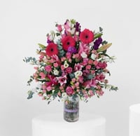 فازة الورود الوردية الفاتنة