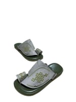 حذاء شرقي مطرز