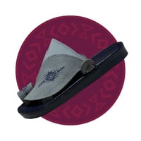 حذاء شرقي مطرز